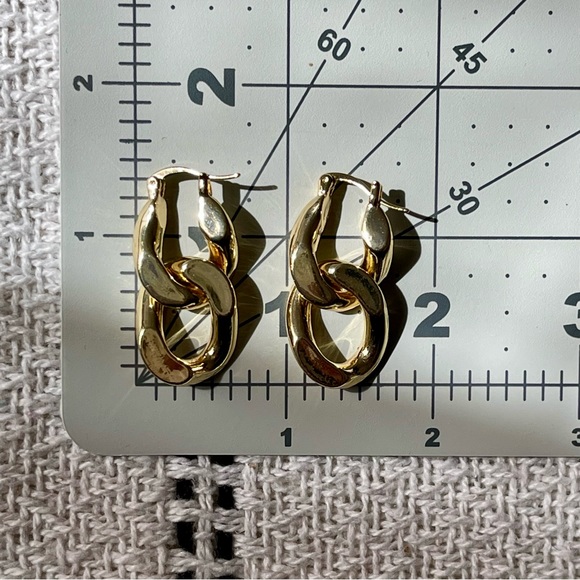 Gold Tone Contemporary Twist Chunky Curb Chain Links - Picture 4 of 7